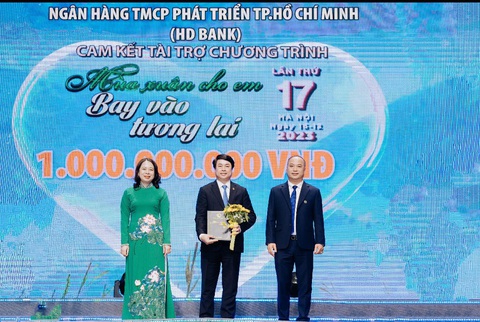 HDBank mang Tết sớm đến với đồng bào bản Puôi- Ảnh 2. Tại Hà Nội, trước sự chứng kiến của Phó Chủ tịch nước Võ Thị Ánh Xuân, HDBank đã đồng hành cùng chương trình “Mùa xuân cho em”, trao quà và kinh phí hơn 01 tỷ đồng cho “Quỹ vì trẻ em Việt Nam” - Ảnh: HDB