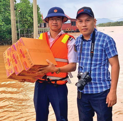 Admin OF.FB Nguyễn Quốc Bình: Nội dung càng lan tỏa, càng thấy áp lực- Ảnh 7. OF.FB cứu trợ đồng bào bị lũ lụt tại miền Trung tháng 11-2020, hỗ trợ cung cấp nước sạch cho cư dân khu đô thị Thanh Hà, Hà Nội tháng 10-2023