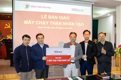 HDBank mang Tết sớm đến với đồng bào bản Puôi- Ảnh 3. HDBank trao tặng 5 máy chạy thận với tổng trị giá gần 1,2 tỉ đồng cho Bệnh viện Đa khoa huyện Hải Hậu, Nam Định - Ảnh: HDB
