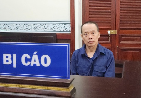 Đâm hàng xóm vì ghen tuông, tài xế taxi lãnh 15 năm tù- Ảnh 1. Bị cáo Mai Hữu Thành hầu tòa do đâm người vì ghen tuông - Ảnh: Đ.T.