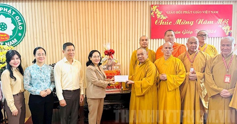 Chủ tịch HĐND TP.HCM thăm, chúc Tết chức sắc, chức việc tôn giáo tiêu biểu- Ảnh 1. Bà Nguyễn Thị Lệ cùng các thành viên trong đoàn đến thăm, chúc Tết Trưởng lão hòa thượng Thích Thiện Pháp - Ảnh: THÀNH ỦY TP.HCM