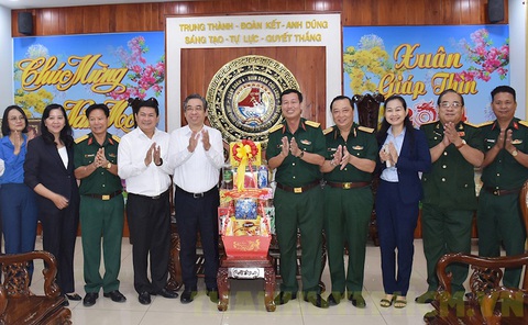 Chủ tịch HĐND TP.HCM thăm, chúc Tết chức sắc, chức việc tôn giáo tiêu biểu- Ảnh 2. Phó bí thư Thành ủy TP.HCM, ông Nguyễn Phước Lộc, cùng đoàn đại biểu TPHCM thăm, chúc Tết Bộ tư lệnh Quân đoàn 4 - Ảnh: THÀNH ỦY TP.HCM