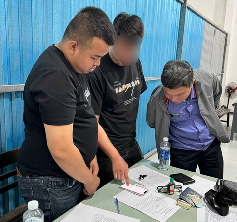 Lộ việc mua bán 400 tài khoản ngân hàng khi thuê người mở tài khoản đang phong tỏa- Ảnh 1. Lực lượng chức năng làm việc với Tôn (bìa trái) - Ảnh: H.B.