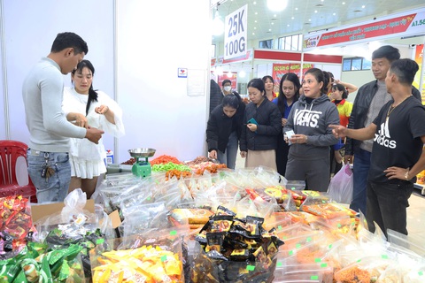 250 gian hàng ở Hội chợ xuân Đà Nẵng, có game show đoán giá sản phẩm, nhận quà liền tay- Ảnh 1. Người dân mua sắm các mặt hàng bánh kẹo, mứt Tết ở hội chợ xuân - Ảnh: LÊ TRUNG
