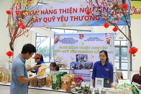 250 gian hàng ở Hội chợ xuân Đà Nẵng, có game show đoán giá sản phẩm, nhận quà liền tay- Ảnh 4. Gian hàng thiện nguyện gây quỹ từ thiện trao quà cho các bệnh nhi ung thư - Ảnh: LÊ TRUNG