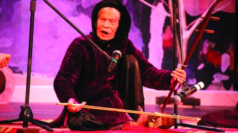 Giọng trẻ đưa chiếu xẩm từ chợ đến live concert- Ảnh 7. Cụ Hà Thị Cầu trong lần biểu diễn cuối cùng tại Hà Nội năm 2011 - Ảnh: HOÀNG ĐIỆP