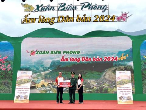 HDBank mang Tết sớm đến với đồng bào bản Puôi- Ảnh 4. HDBank đồng hành cùng chương trình “Xuân Biên phòng, ấm lòng dân bản” - Ảnh: HDB
