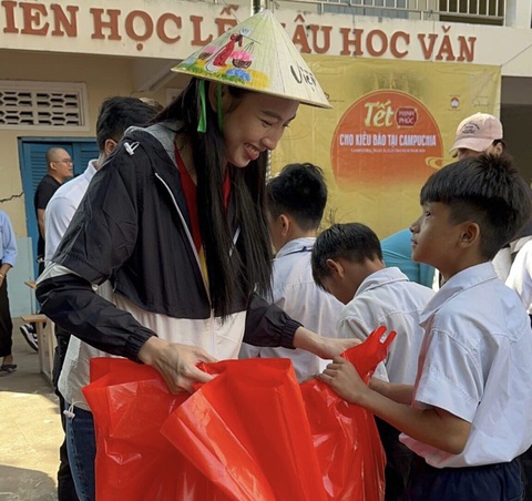 Thùy Tiên mang Tết hạnh phúc đến với bà con kiều bào - Ảnh: NVCC Thùy Tiên mang Tết hạnh phúc đến với bà con kiều bào - Ảnh: NVCC