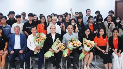 Khoảnh khắc đặc biệt Việt Nam của bà đại sứ Thụy Điển- Ảnh 2. Bà Ann Måwe tại một chương trình cộng đồng ở Đà Nẵng, Quảng Nam dịp cuối năm 2023 - Ảnh: B.D.