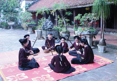 Giọng trẻ đưa chiếu xẩm từ chợ đến live concert- Ảnh 8. Người biết dạy cho người chưa biết là cách để xẩm ở Yên Mô được lưu giữ - Ảnh: V.TUẤN