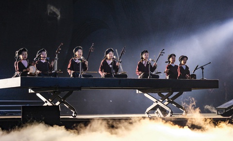 Giọng trẻ đưa chiếu xẩm từ chợ đến live concert- Ảnh 2. Chiếu xẩm Hà Thị Cầu trong màn mở đầu live concert Chân trời rực rỡ của ca sĩ Hà Anh Tuấn - Ảnh: NAM TRẦN