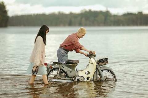 Diệu Nhi bị thương trong phân cảnh cháy nổ hoành tráng nhất 'Gặp lại chị bầu'- Ảnh 1. Cảnh phim lãng mạn của Anh Tú và Diệu Nhi trong Gặp lại chị bầu