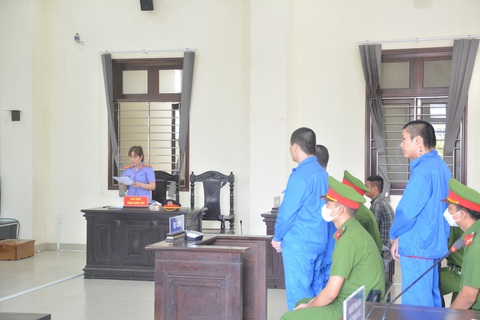 Đâm nạn nhân 21 nhát dao vì cho rằng bị nhìn đểu- Ảnh 1. Các bị cáo tại phiên tòa - Ảnh: AN LONG
