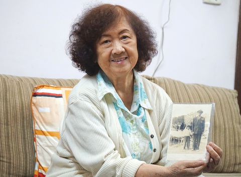 Chuyện người bắc chiếc cầu phao hy hữu ra Tháp Rùa dịp Tết Giáp Ngọ 1954- Ảnh 1. Bà Trần Kim Chi với bức ảnh chụp bà và ông nội đứng trên Tháp Rùa, trước cầu Rồng - Ảnh: T.ĐIỂU