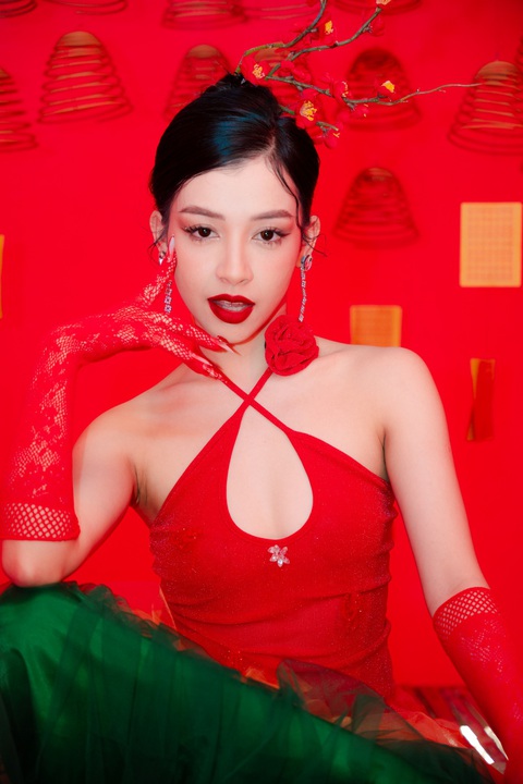 Bạch Ngọc Anh Thư (Bnat) lầy lội 'Xin vía' năm mới không làm vẫn có ăn- Ảnh 1. Tạo hình đậm chất Tết của Bạch Ngọc Anh Thư trong MV đầu tay