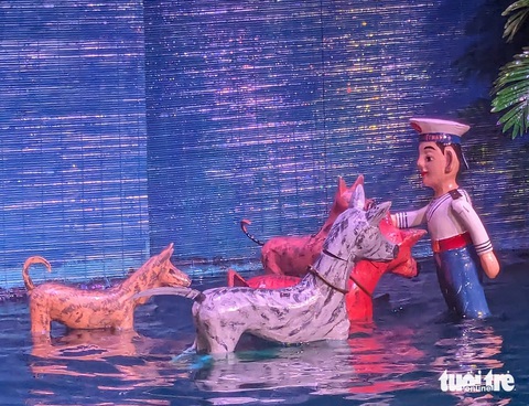 Chàng lính trẻ tên Việt yêu thương bầy chó trên đảo - Ảnh: LINH ĐOAN Chàng lính trẻ tên Việt yêu thương bầy chó trên đảo - Ảnh: LINH ĐOAN
