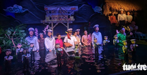 Các nghệ sĩ chào khán giả sau buổi diễn - Ảnh: LINH ĐOAN Các nghệ sĩ chào khán giả sau buổi diễn - Ảnh: LINH ĐOAN
