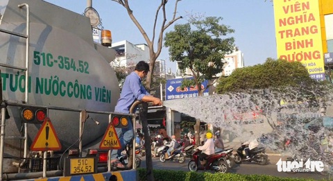 Giờ cao điểm, hàng trăm xe ùn lại trên đường Điện Biên Phủ vì xe tưới nước- Ảnh 1. Hình ảnh xe tưới cây trong giờ cao điểm trên đường Điện Biên Phủ, quận Bình Thạnh (TP.HCM) sáng 23-1 - Ảnh: H.L.