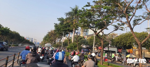 Giờ cao điểm, hàng trăm xe ùn lại trên đường Điện Biên Phủ vì xe tưới nước- Ảnh 3. Dòng xe đang lưu thông ổn định bỗng khựng lại vì phía trước có xe bồn tưới cây