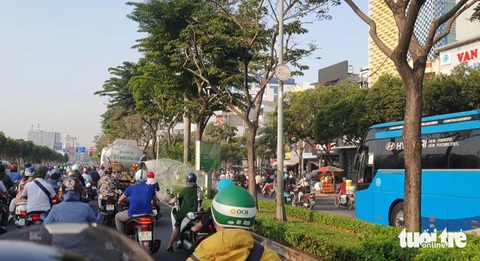 Giờ cao điểm, hàng trăm xe ùn lại trên đường Điện Biên Phủ vì xe tưới nước- Ảnh 6. Người dân đề xuất đơn vị có trách nhiệm nên sắp xếp thời gian tưới cây hợp lý, sớm hơn hoặc muộn hơn nhằm tránh ảnh hưởng đến hoạt động công cộng