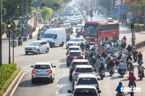 Ráng vài giây vượt đèn vàng, kẹt giữa dòng xe thêm chục phút- Ảnh 1. Xe ô tô, xe khách chắn ngang nút giao Nguyễn Văn Trỗi - Hoàng Văn Thụ khi cố vượt đèn vàng sáng 23-1 - Ảnh: PHƯƠNG QUYÊN