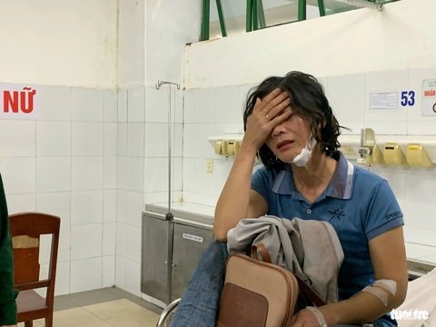 Nạn nhân kể giây phút lật xe khách ở cao tốc La Sơn - Túy Loan- Ảnh 3. Chị V.T.N. đau đớn khi nhận tin cha qua đời trong vụ tai nạn - Ảnh: Đ.N.