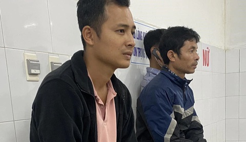 Nạn nhân kể giây phút lật xe khách ở cao tốc La Sơn - Túy Loan- Ảnh 2. Anh Nguyễn Văn Sĩ (trái) nạn nhân cuối cùng được tìm thấy - cho biết không bị thương nặng nên anh nhường xe cứu thương cho mọi người và mình trú vào đường hầm gần đó vì quá lạnh. Ảnh: ĐN