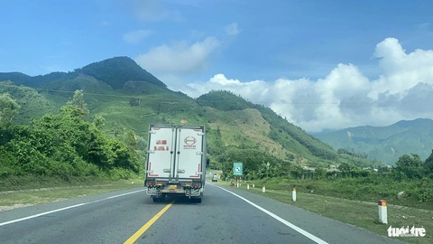 Địa hình đặc biệt hiểm trở, 7.000 lượt xe trên cao tốc Hòa Liên - La Sơn mỗi ngày lưu ý gì?- Ảnh 2. Tuyến đường Hòa Liên - La Sơn chưa có dải phân cách, nhiều xe vượt ẩu - Ảnh: TRƯỜNG TRUNG