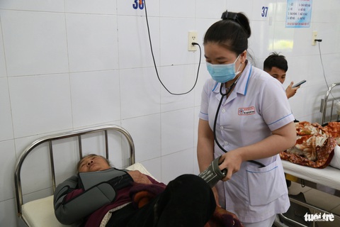 Vụ lật xe khách ở cao tốc La Sơn - Túy Loan: ‘Tôi cố kéo bố ra, nhưng không được… bố đã mất rồi’- Ảnh 2. Bà Hồ Thị Xuân (67 tuổi, quê Nghệ An) nhập viện trong tình trạng đa chấn thương. Hiện bà đang được tích cực điều trị tại Bệnh viện Đà Nẵng - Ảnh: ĐOÀN NHẠN