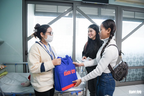 Tết này, bệnh viện cũng là nhà- Ảnh 6. Hoa hậu nhân ái Trần Mỹ Huyền và Người đẹp tài năng (Hoa hậu nhân ái) Huỳnh Thảo Anh gửi quà đến các bệnh nhi tại khoa ung thư, Bệnh viện Nhi trung ương - Ảnh: NAM TRẦN