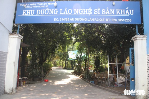 Sau khi nghệ sĩ Lệ Thẩm mất, Viện dưỡng lão nghệ sĩ hiện còn ai?- Ảnh 1. Cổng vào Viện dưỡng lão nghệ sĩ tại quận 8 - Ảnh: HỒ LAM