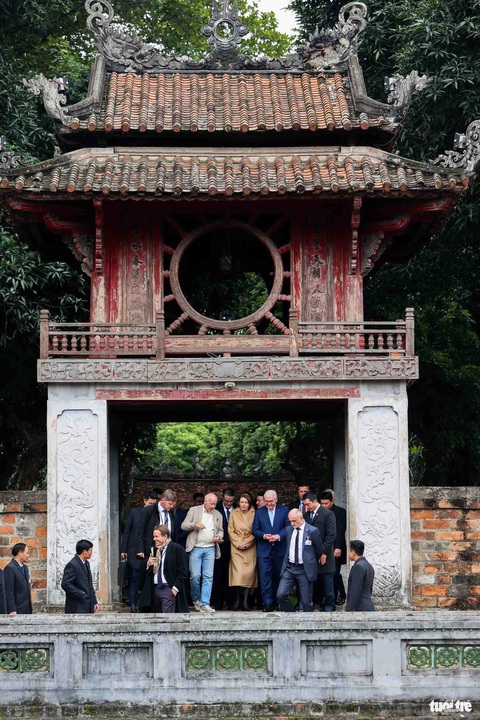 Tổng thống Đức cùng phu nhân thăm Văn Miếu, uống cà phê trong ngõ Hà Nội- Ảnh 3. Tổng thống Đức Frank-Walter Steinmeier và phu nhân bước qua Khuê Văn Các - một biểu tượng của thủ đô Hà Nội - Ảnh: NGUYỄN KHÁNH