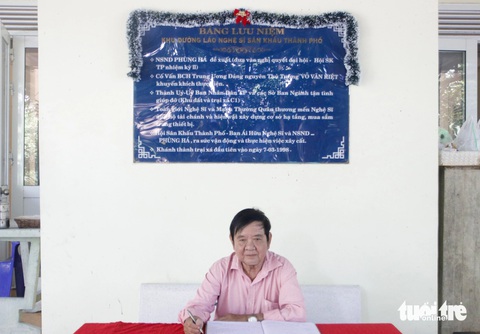 Soạn giả Đức Hiền và bảng lưu niệm Khu dưỡng lão nghệ sĩ sân khấu Soạn giả Đức Hiền ngồi dưới bảng lưu niệm của Khu dưỡng lão nghệ sĩ sân khấu - Ảnh: HỒ LAM