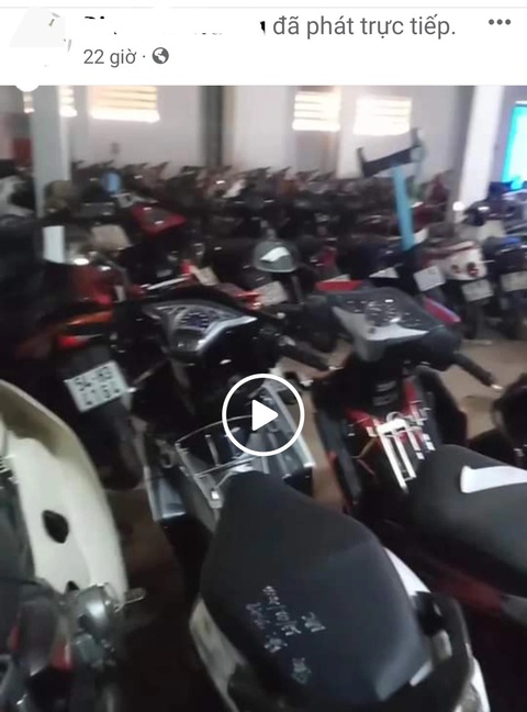 Phạt 7,5 triệu đồng người livestream bán '7.000 xe vi phạm' ở quận 11- Ảnh 1. Người đàn ông vào bãi xe vi phạm của cảnh sát giao thông Công an quận 11 livestram bán "7.000 xe vi phạm" bị xử phạt - Ảnh: Chụp màn hình