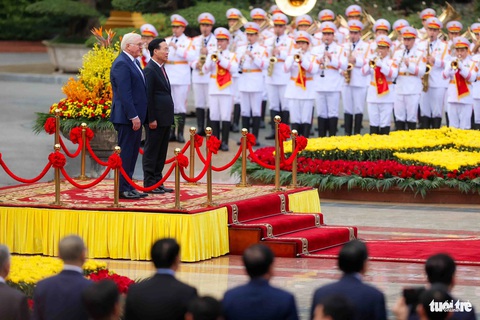21 phát đại bác chào mừng Tổng thống Đức thăm cấp nhà nước Việt Nam sau 17 năm- Ảnh 4. Hai nhà lãnh đạo thực hiện nghi thức chào cờ trong lễ đón - Ảnh: NGUYỄN KHÁNH