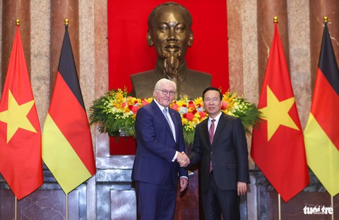 21 phát đại bác chào mừng Tổng thống Đức thăm cấp nhà nước Việt Nam sau 17 năm- Ảnh 7. Chủ tịch nước Võ Văn Thưởng bắt tay Tổng thống Đức Frank-Walter Steinmeier bên trong Phủ Chủ tịch sau lễ đón - Ảnh: NGUYỄN KHÁNH
