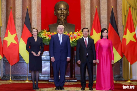 21 phát đại bác chào mừng Tổng thống Đức thăm cấp nhà nước Việt Nam sau 17 năm- Ảnh 8. Hai nhà lãnh đạo cùng hai phu nhân chụp ảnh trước khi hội đàm - Ảnh: NGUYỄN KHÁNH