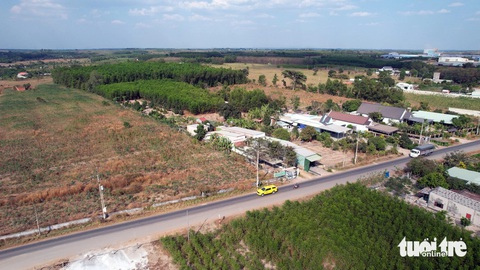Cao tốc Biên Hòa - Vũng Tàu: Nửa sắp thành đường, nửa còn cây xanh- Ảnh 3. Đường Tập đoàn 7 Phước Bình là ranh giới của hai tỉnh Bà Rịa - Vũng Tàu và Đồng Nai. Cao tốc băng qua con đường này bằng cầu vượt