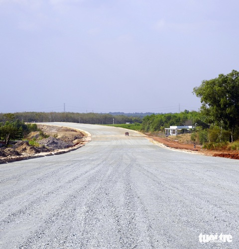 Cao tốc Biên Hòa - Vũng Tàu: Nửa sắp thành đường, nửa còn cây xanh- Ảnh 6. Từ điểm đầu đến nút giao với đường Mỹ Xuân - Ngãi Giao dài khoảng 3km, ô tô của đơn vị thi công, giám sát có thể lưu thông được. Xa xa là một chiếc xe của đơn vị thi công