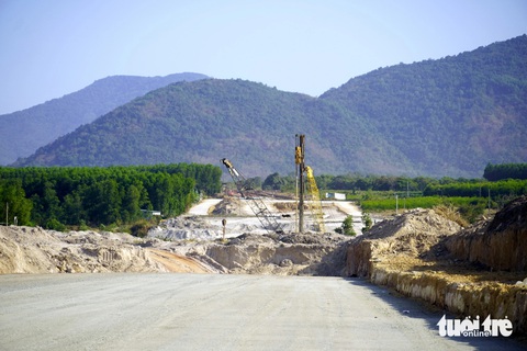 Cao tốc Biên Hòa - Vũng Tàu: Nửa sắp thành đường, nửa còn cây xanh- Ảnh 7. Thi công cầu suối Nhum, cao tốc Biên Hòa - Vũng Tàu. Cao tốc qua tỉnh Bà Rịa - Vũng Tàu có tổng cộng 11 cây cầu và hầm chui