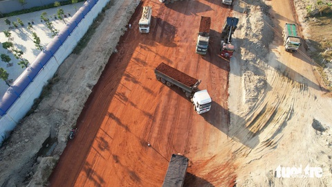Cao tốc Biên Hòa - Vũng Tàu: Nửa sắp thành đường, nửa còn cây xanh- Ảnh 9. Xe chở đất thi công cao tốc Biên Hòa - Vũng Tàu, đoạn giáp ranh giữa thị xã Phú Mỹ và TP Bà Rịa