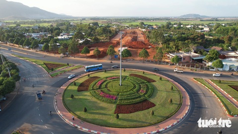 Cao tốc Biên Hòa - Vũng Tàu: Nửa sắp thành đường, nửa còn cây xanh- Ảnh 10. Điểm cuối cao tốc Biên Hòa - Vũng Tàu giáp vòng xuyến đường tránh quốc lộ 56. Từ điểm này Bà Rịa - Vũng Tàu sẽ đầu tư đường nối vào cao tốc về đến đầu TP Vũng Tàu