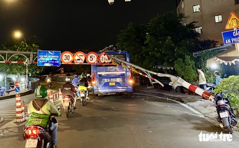 Xe buýt tông sập khung giới hạn cầu An Phú Đông, đơn vị quản lý lên tiếng- Ảnh 1. Hiện trường vụ xe buýt tông sập khung giới hạn cầu An Phú Đông tối 22-1 - Ảnh: TIẾN QUỐC
