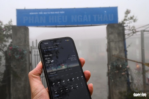Xem học sinh học hành giữa cái rét -3 độ C ở độ cao gần 2.000m- Ảnh 2. Điểm trường Ngải Thầu nằm ở địa điểm cao nhất của xã vùng biên A Lù. Lúc 12h trưa 23-1, nhiệt độ đã giảm xuống dưới -3 độ C, theo dữ liệu từ Google - Ảnh: HỒNG QUANG