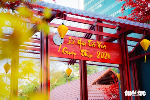 Phố ông đồ, mai vàng rực rỡ Lễ Hội Tết Việt Giáp Thìn 2024- Ảnh 2. Cổng chào hoành tráng tại Lễ Hội Tết Việt Giáp Thìn 2024 đã được dựng lên sẵn sàng chào đón người dân đến đón xuân - Ảnh: THANH HIỆP