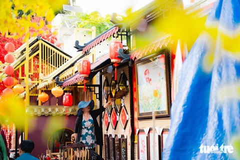 Phố Ông Đồ, một trong những hoạt động nổi bật tại Lễ Hội Tết Việt đang tất bật chuẩn bị hoàn tất để đón người dân đến tham gia Phố ông Đồ, một trong những hoạt động nổi bật tại Lễ Hội Tết Việt đang tất bật chuẩn bị hoàn tất để đón người dân đến tham gia - Ảnh: THANH HIỆP