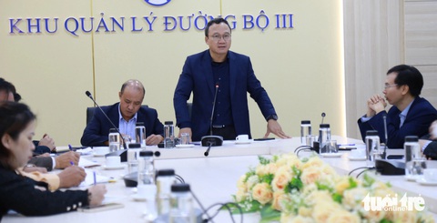 Bố trí đầy đủ hạ tầng thông tin trên tất cả các tuyến đường cao tốc- Ảnh 1. Ông Khuất Việt Hùng - phó chủ tịch chuyên trách Ủy ban An toàn giao thông quốc gia - làm việc với lãnh đạo TP Đà Nẵng và các cơ quan chức năng liên quan đến vụ tai nạn lật xe khách làm 2 người chết và 20 người bị thương rạng sáng 23-1 - Ảnh: ĐOÀN NHẠN
