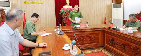 Bộ Công an yêu cầu tiếp tục xử lý nghiêm vi phạm nồng độ cồn- Ảnh 1. Trung tướng Nguyễn Văn Long (đứng) yêu cầu tiếp tục xử lý nghiêm vi phạm nồng độ cồn, chạy quá tốc độ dịp Tết - Ảnh: Công an cung cấp