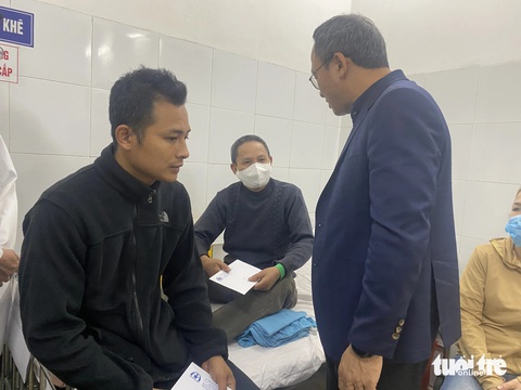 Xe khách lao xuống vực: ‘Tôi thoát chết nhờ thắt dây an toàn’- Ảnh 1. Ông Phan Văn Tính (giữa) kể với ông Khuất Việt Hùng việc mình đã thắt dây an toàn và nhờ đó chỉ bị chấn thương nhẹ khi xe khách gặp nạn - Ảnh: ĐOÀN NHẠN