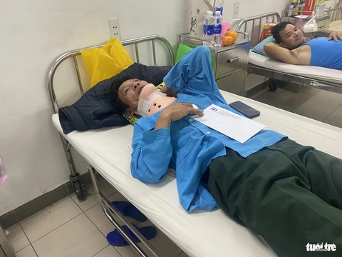Xe khách lao xuống vực: ‘Tôi thoát chết nhờ thắt dây an toàn’- Ảnh 2. Ông Nguyễn Công Doanh cho hay khi lên xe, ông không nghĩ đến việc thắt dây an toàn khi đi xe khách - Ảnh: ĐOÀN NHẠN